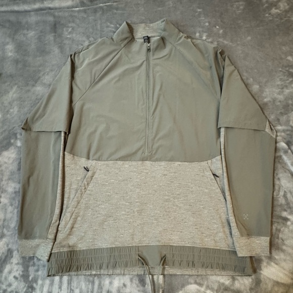 Lululemon Train On Site 1/2 Zip
Grey Sage

#172 - Picture 2 of 6